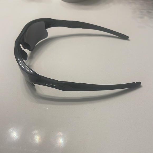 New never used Oakley sunglasses polarised. Frame black lenses grey tent. - Picture 2 of 7